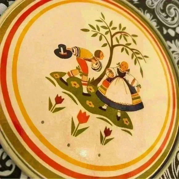 Vintage Kitsch Tin Hot Pad Trivet Courting Man and Woman 1950s - Picture 6 of 6